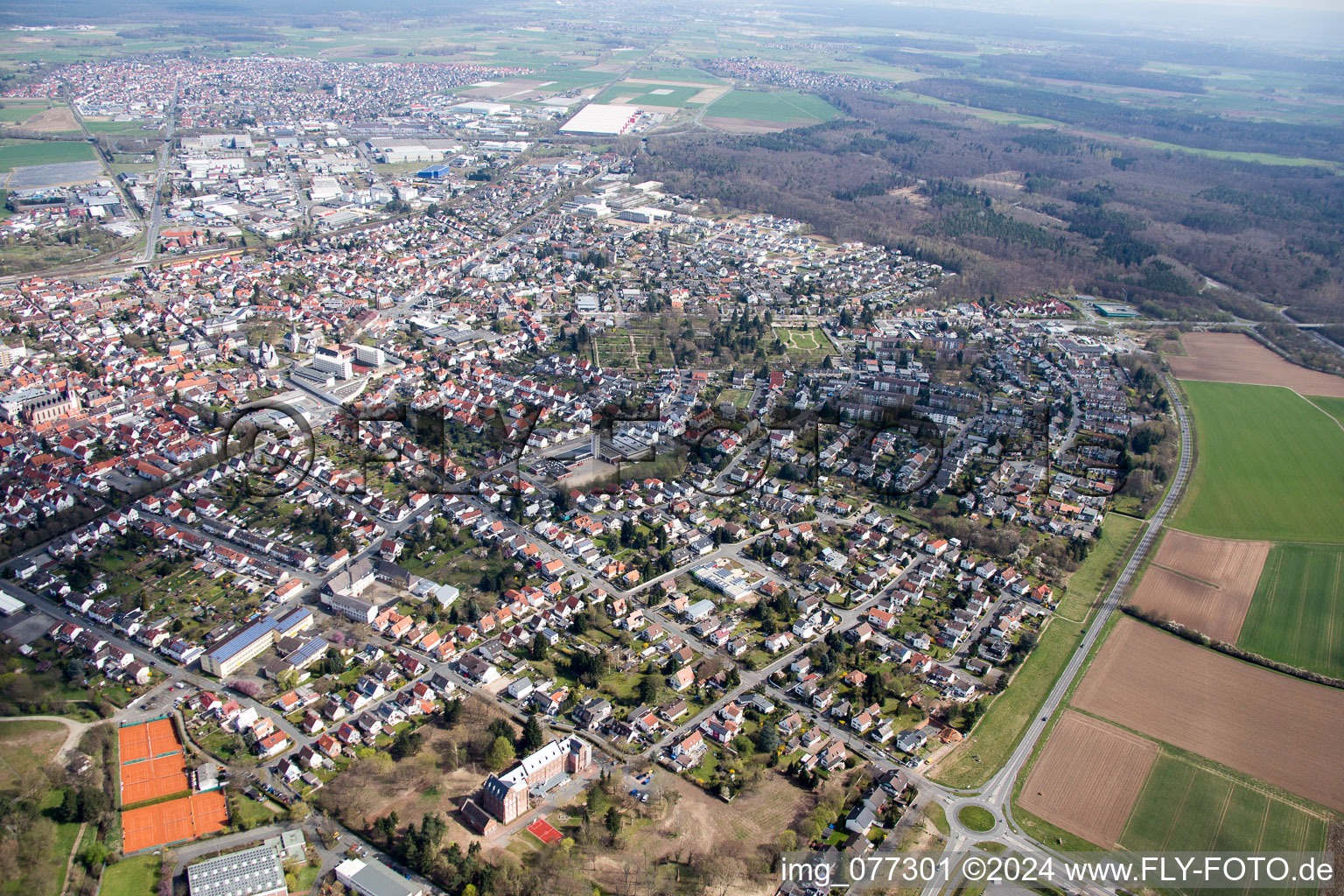 Ortsansicht der Straßen und Häuser der Wohngebiete in Dieburg im Bundesland Hessen, Deutschland