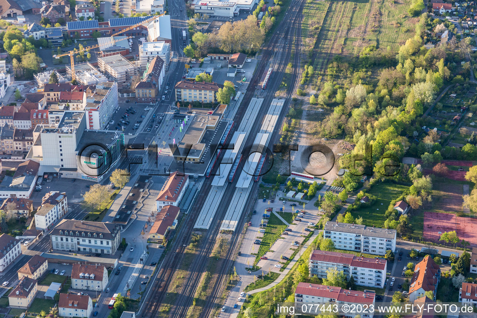 Gleisverlauf und Gebäude des Hauptbahnhofes der Deutschen Bahn in Landau in der Pfalz im Bundesland Rheinland-Pfalz, Deutschland