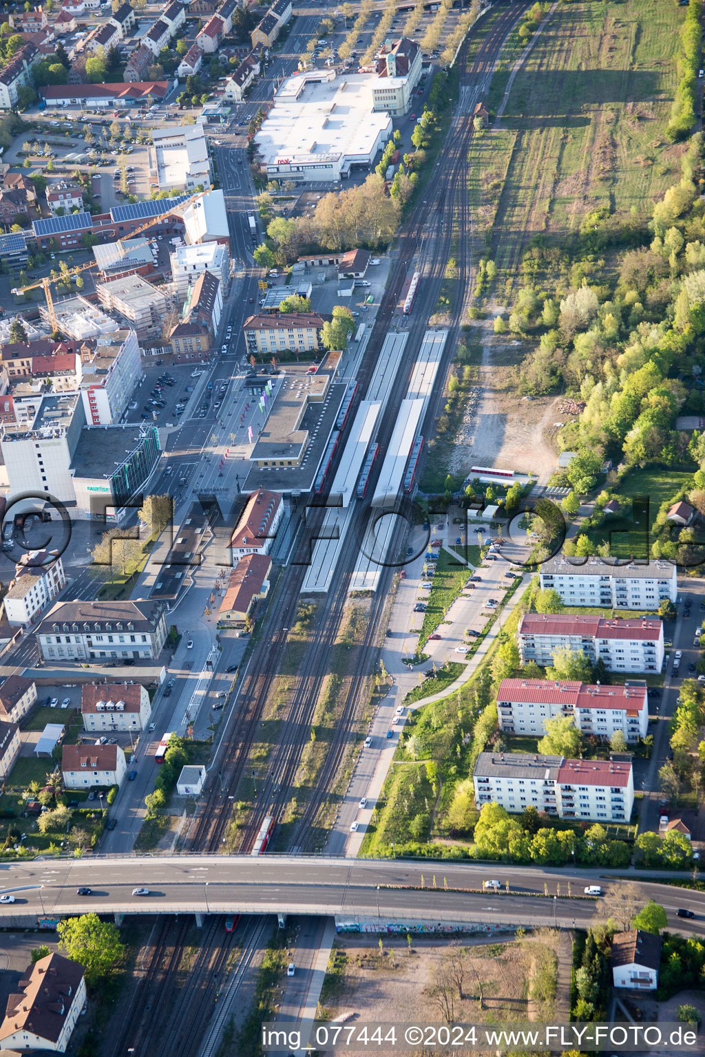 Luftbild von Bahnhof im Ortsteil Queichheim in Landau in der Pfalz im Bundesland Rheinland-Pfalz, Deutschland