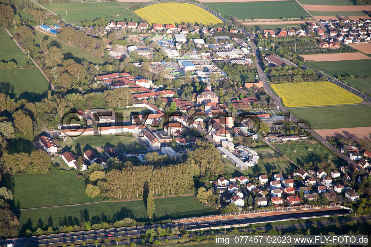 Drohnenaufname von Ortsteil Queichheim in Landau in der Pfalz im Bundesland Rheinland-Pfalz, Deutschland