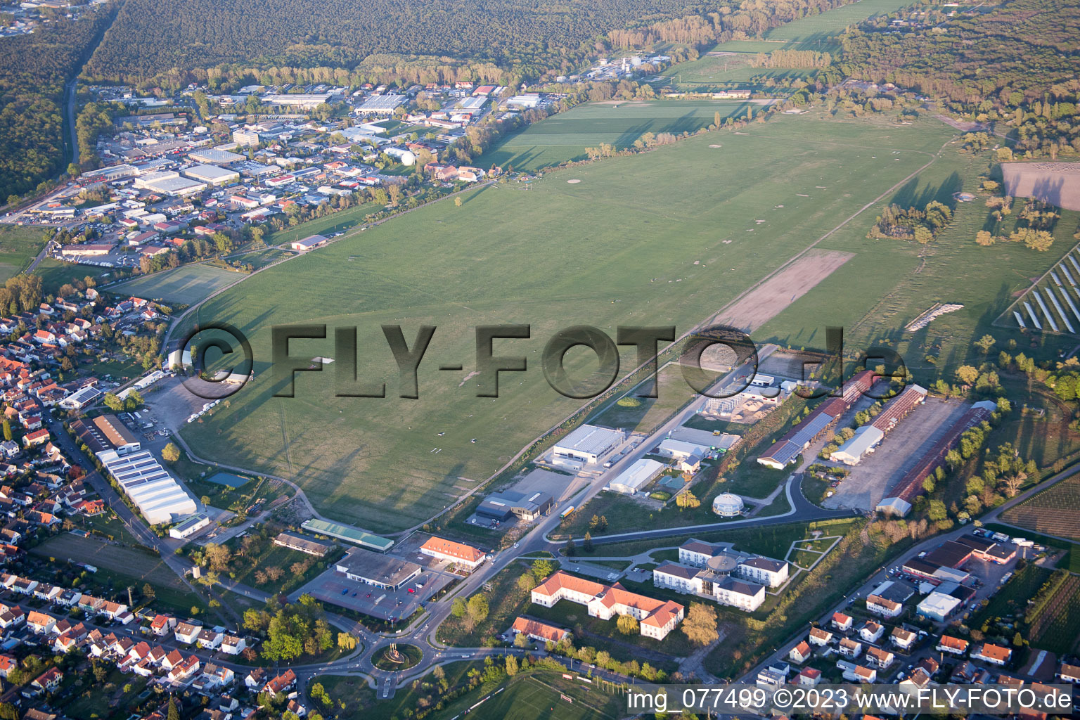 Segelflugplatz im Ortsteil Speyerdorf in Neustadt an der Weinstraße im Bundesland Rheinland-Pfalz, Deutschland