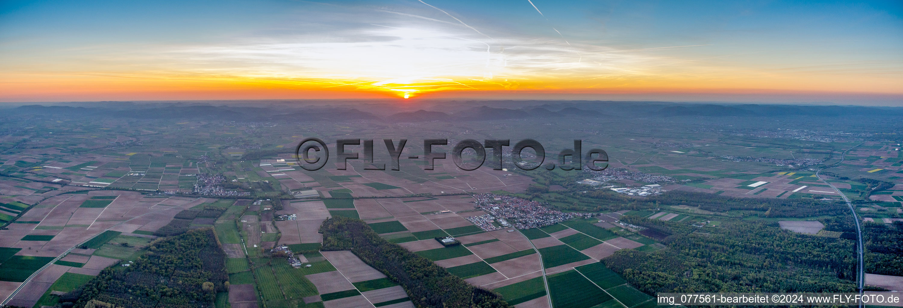 Sonnenuntergang über der Landschaft der Pfälzer Rheinebene in Steinweiler im Bundesland Rheinland-Pfalz, Deutschland