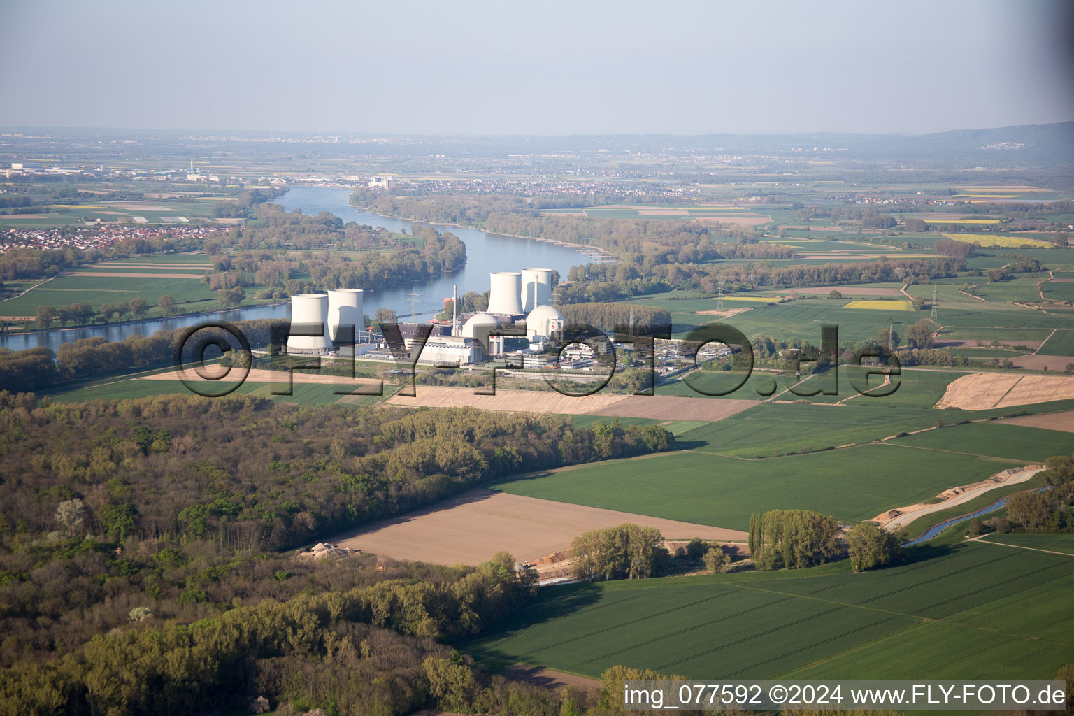 Luftbild von Reaktorblöcke, Kühlturmbauwerke und Anlagen des AKW - KKW Atomkraftwerk - Kernkraftwerk in Biblis im Bundesland Hessen, Deutschland