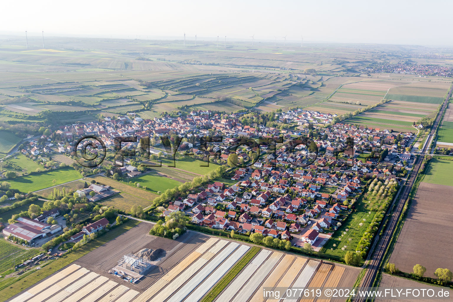 Dorf - Ansicht am Rande von landwirtschaftlichen Feldern und Nutzflächen in Mettenheim im Bundesland Rheinland-Pfalz, Deutschland