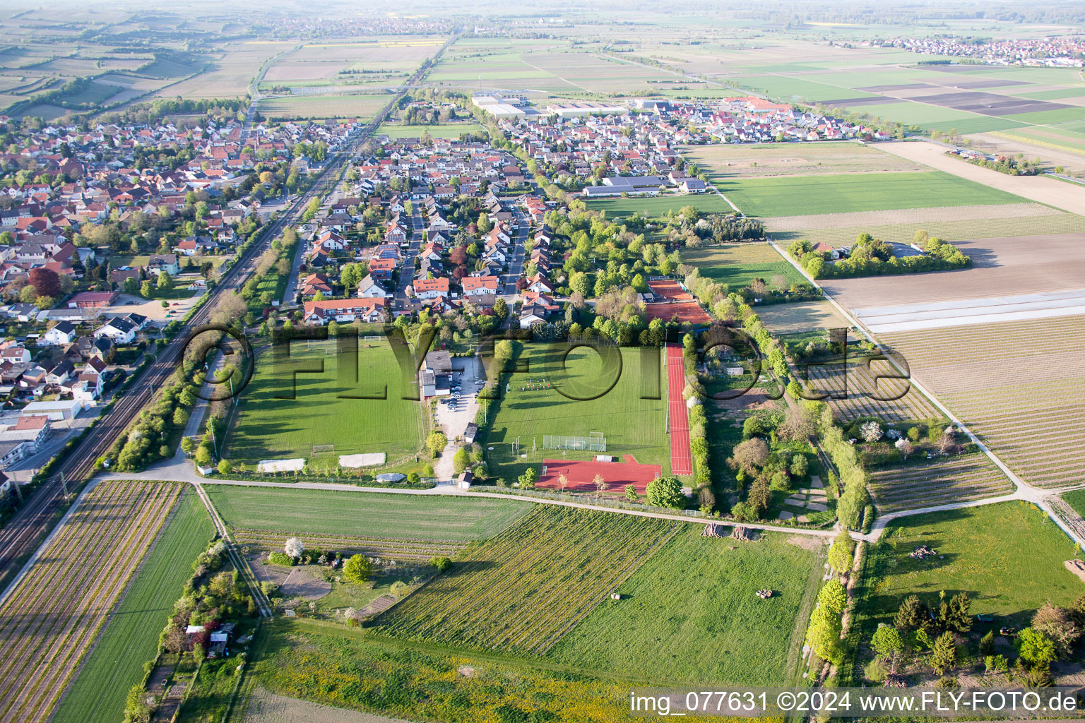 Ortsansicht der Straßen und Häuser der Wohngebiete in Alsheim in Alsheim-Gronau im Bundesland Rheinland-Pfalz, Deutschland