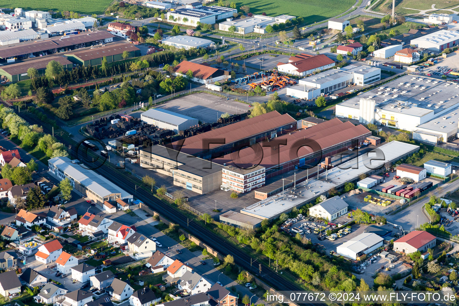Gebäude und Produktionshallen auf dem Werksgelände Rmig Nold GmbH in Stockstadt am Rhein im Bundesland Hessen, Deutschland