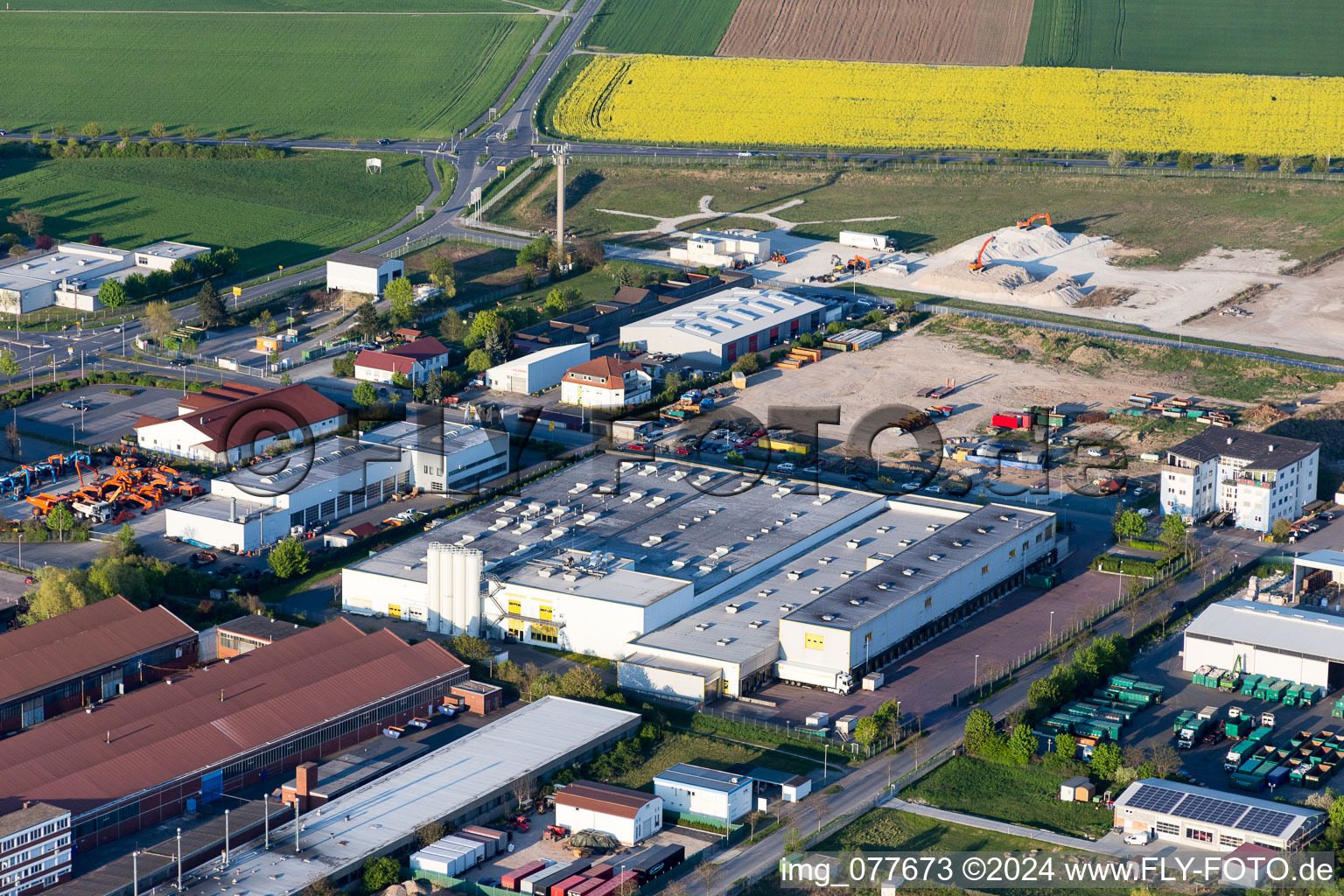 Gebäude und Produktionshallen auf dem Werksgelände der Kiesel Mitte GmbH in Stockstadt am Rhein im Bundesland Hessen, Deutschland