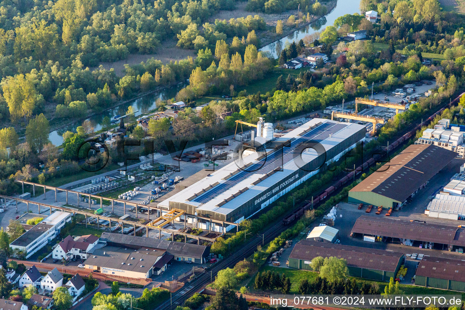 Gebäude und Produktionshallen auf dem Werksgelände der Spannbetonwerke Finger Stockstadt GmbH & Co. KG in Stockstadt am Rhein im Bundesland Hessen, Deutschland