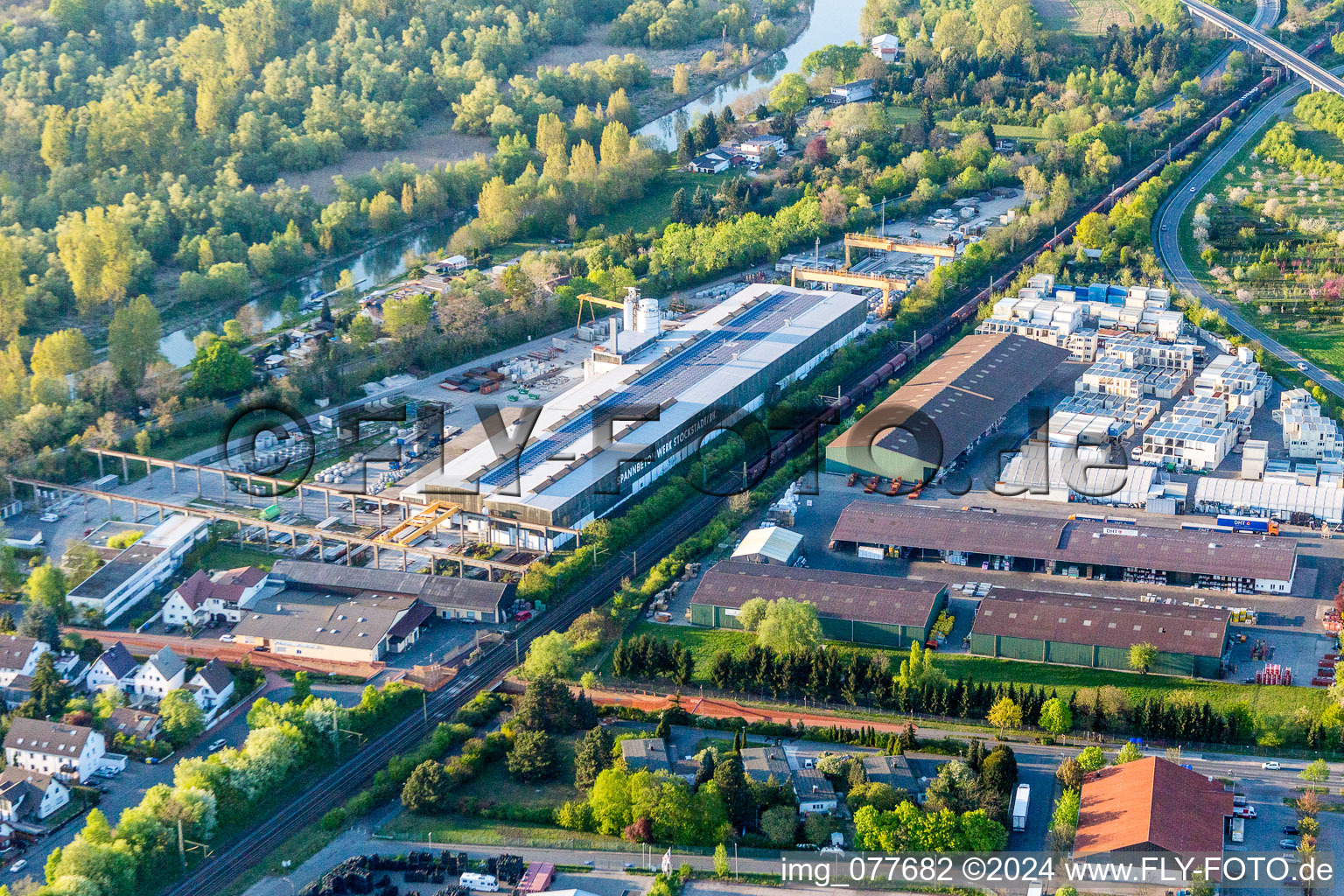 Luftbild von Gebäude und Produktionshallen auf dem Werksgelände der Spannbetonwerke Finger Stockstadt GmbH & Co. KG in Stockstadt am Rhein im Bundesland Hessen, Deutschland