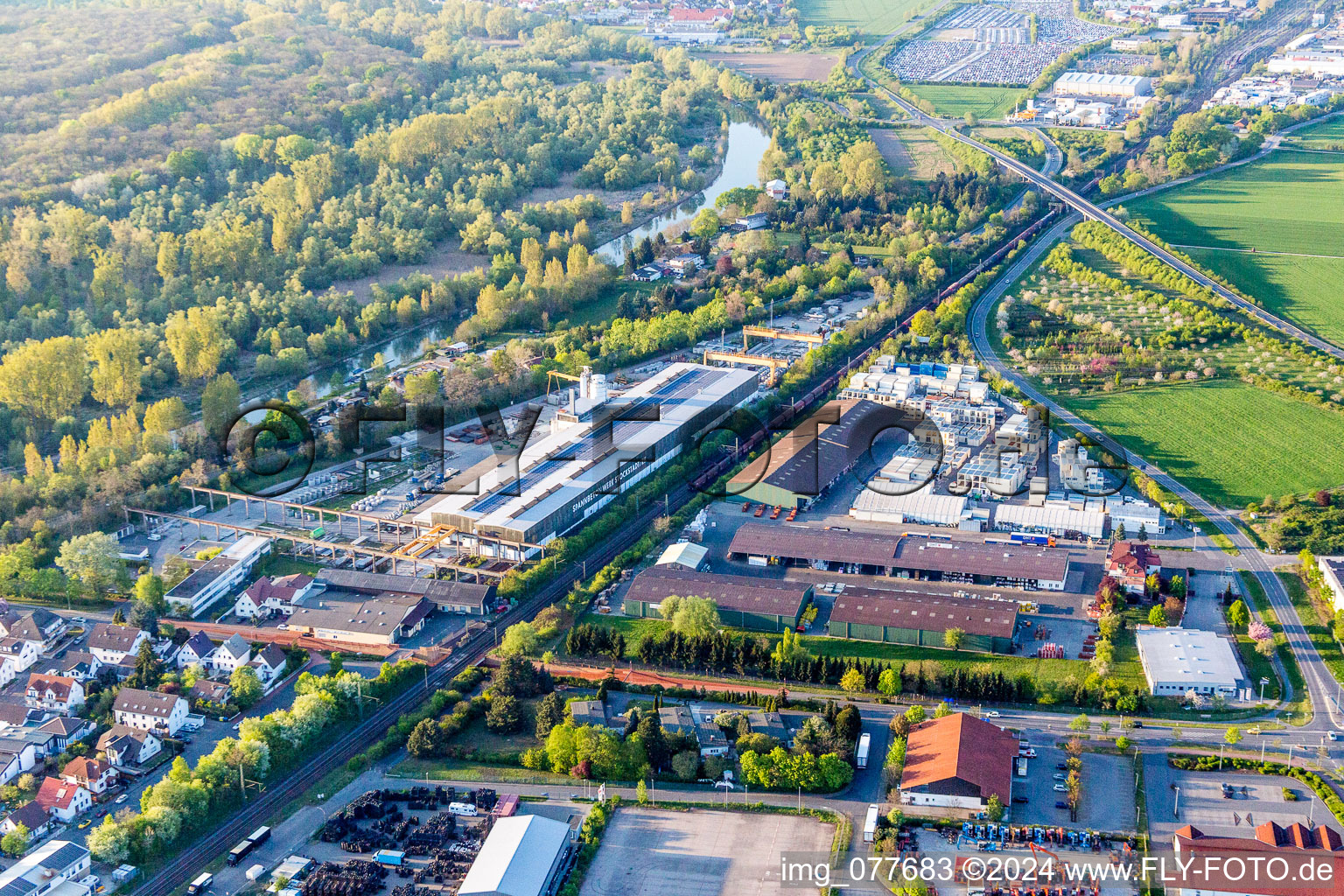 Luftaufnahme von Gebäude und Produktionshallen auf dem Werksgelände der Spannbetonwerke Finger Stockstadt GmbH & Co. KG in Stockstadt am Rhein im Bundesland Hessen, Deutschland