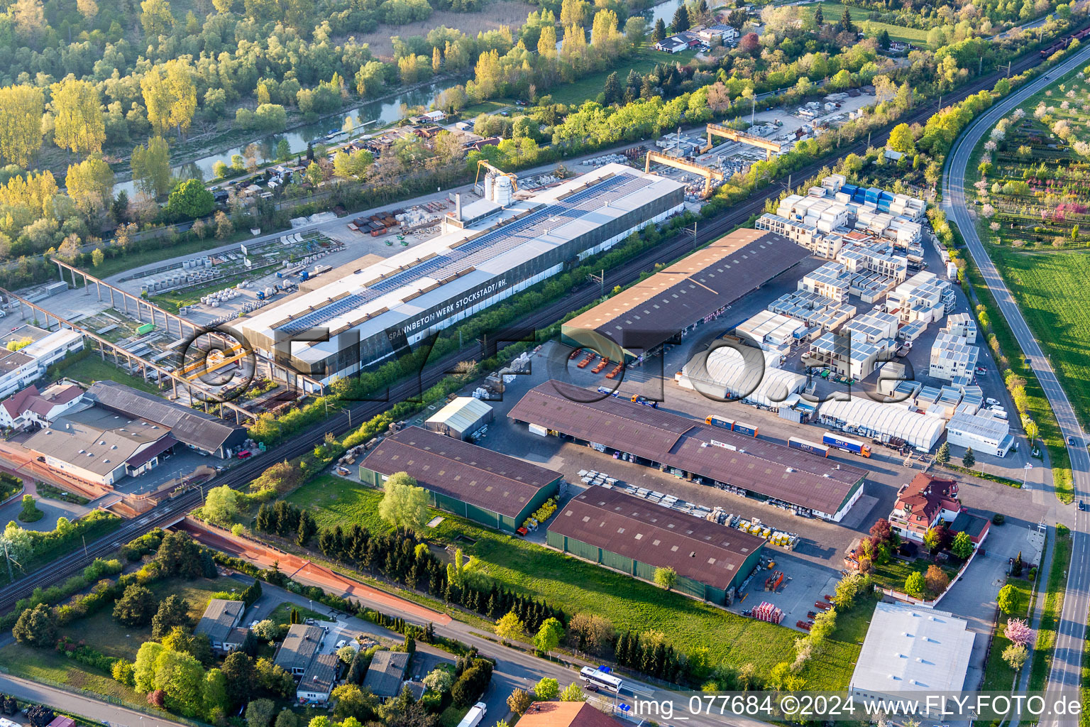 Schrägluftbild von Gebäude und Produktionshallen auf dem Werksgelände der Spannbetonwerke Finger Stockstadt GmbH & Co. KG in Stockstadt am Rhein im Bundesland Hessen, Deutschland
