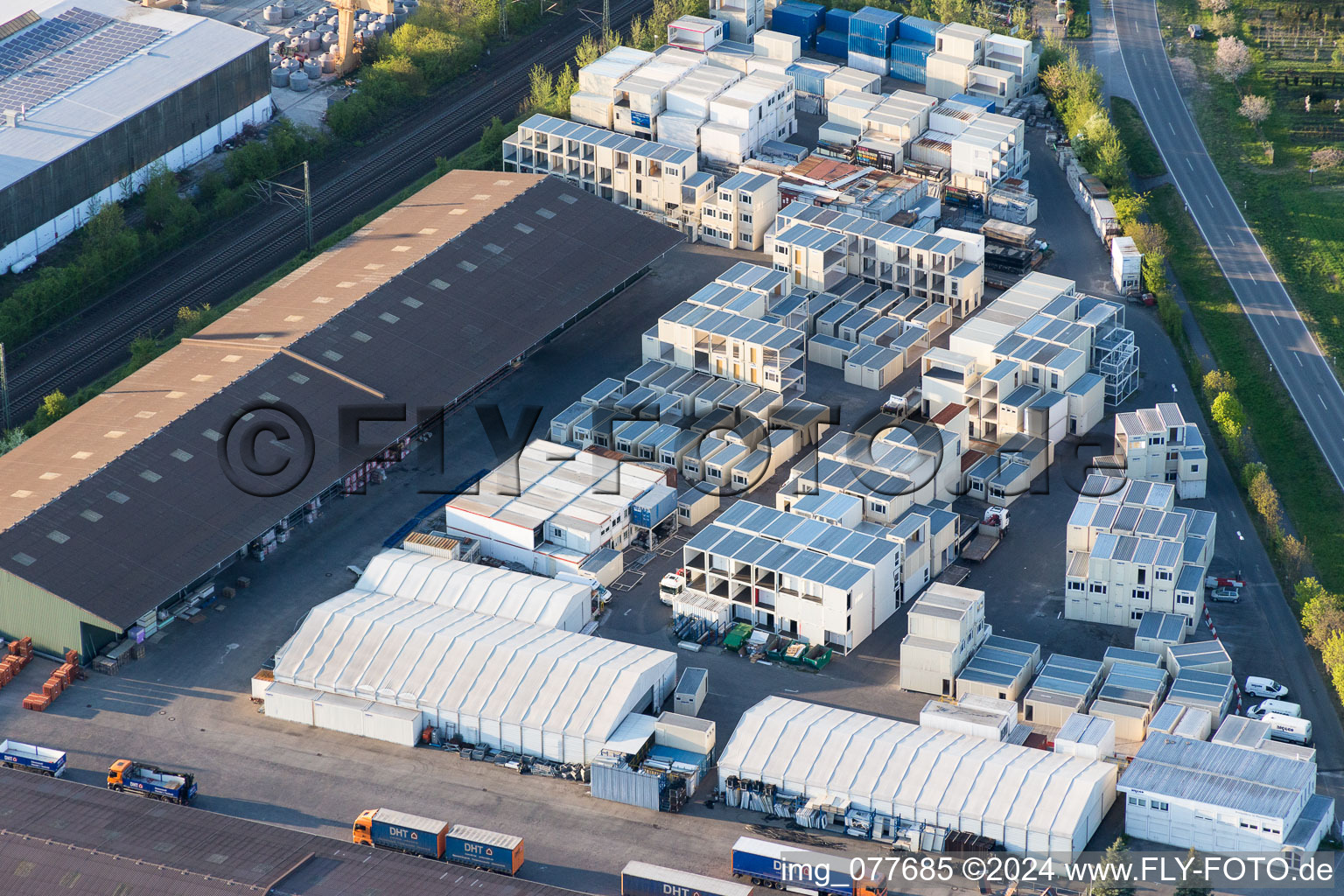 Gebäude und Produktionshallen auf dem Werksgelände DHT Dämmstoff Handel+Technik GmbH in Stockstadt am Rhein im Bundesland Hessen, Deutschland