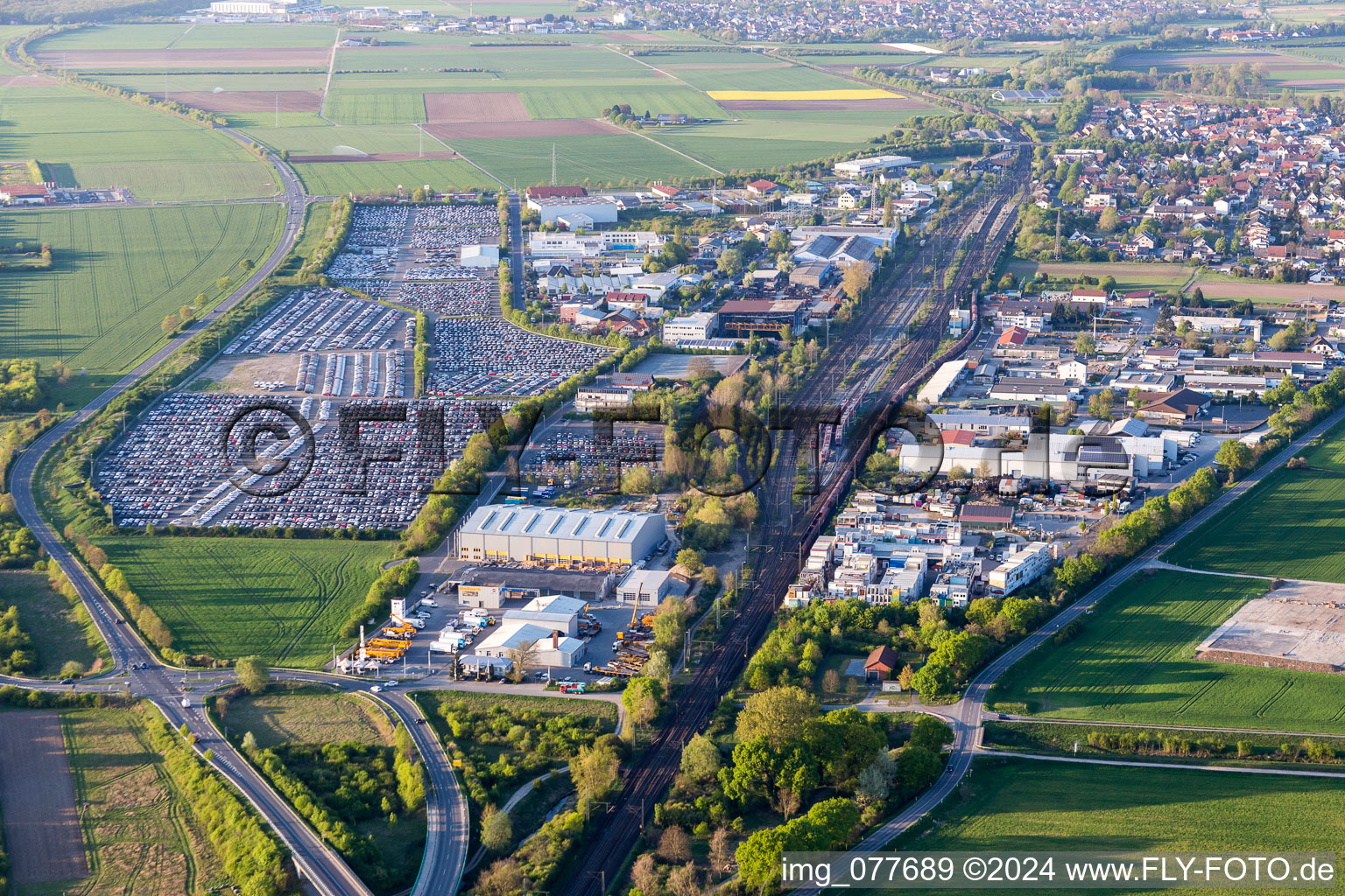 Luftbild von PKW-Parkflächen des Fachhändlers ARS Altmann AG Automobillogistik - Niederlassung Riedstadt in Riedstadt im Bundesland Hessen, Deutschland