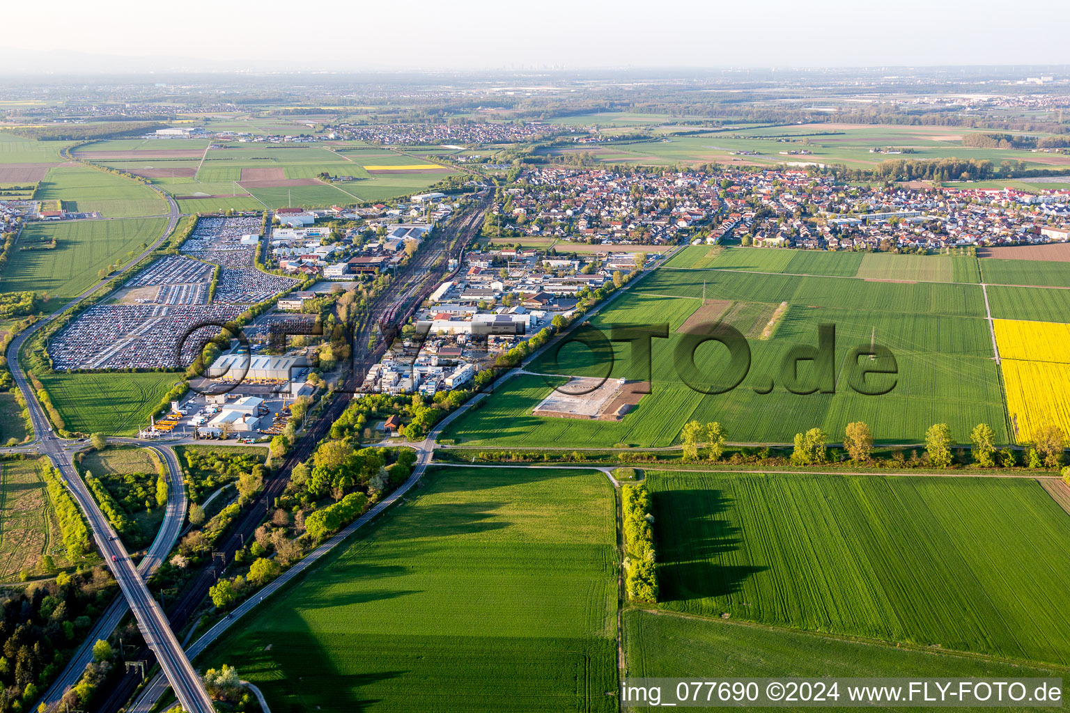 Luftaufnahme von PKW-Parkflächen des Fachhändlers ARS Altmann AG Automobillogistik - Niederlassung Riedstadt in Riedstadt im Bundesland Hessen, Deutschland