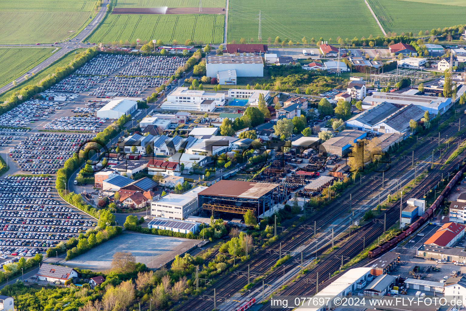 Luftbild von Parkplatz und Abstellfläche für PKW der ARS Altmann AG Automobillogistik - Niederlassung Riedstadt im Ortsteil Goddelau in Riedstadt im Bundesland Hessen, Deutschland