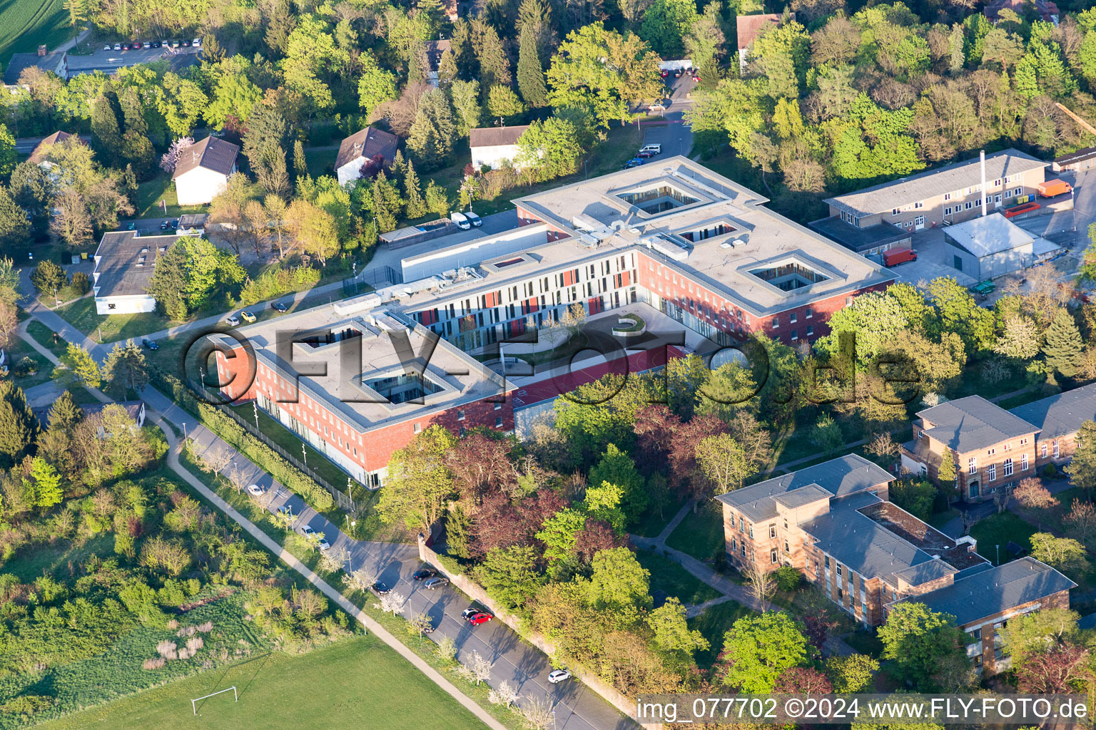 Luftaufnahme von Klinikgelände der Klinik für Kinder- und Jugendpsychiatrie, Psychosomatik und Psychotherapie Riedstadt im Ortsteil Goddelau in Riedstadt im Ortsteil Philippshospital im Bundesland Hessen, Deutschland