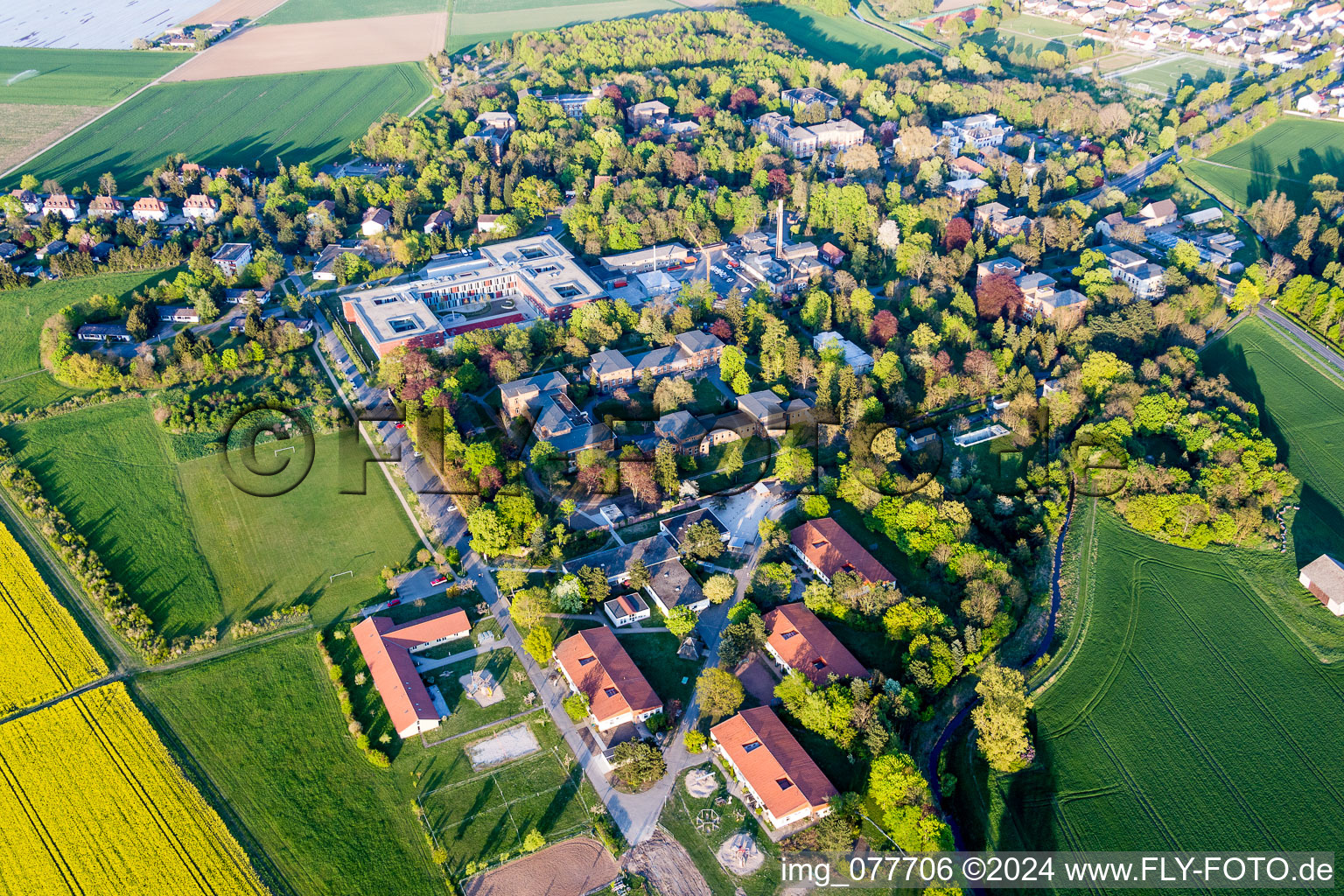 Schrägluftbild von Klinikgelände der Klinik für Kinder- und Jugendpsychiatrie, Psychosomatik und Psychotherapie Riedstadt im Ortsteil Goddelau in Riedstadt im Ortsteil Philippshospital im Bundesland Hessen, Deutschland