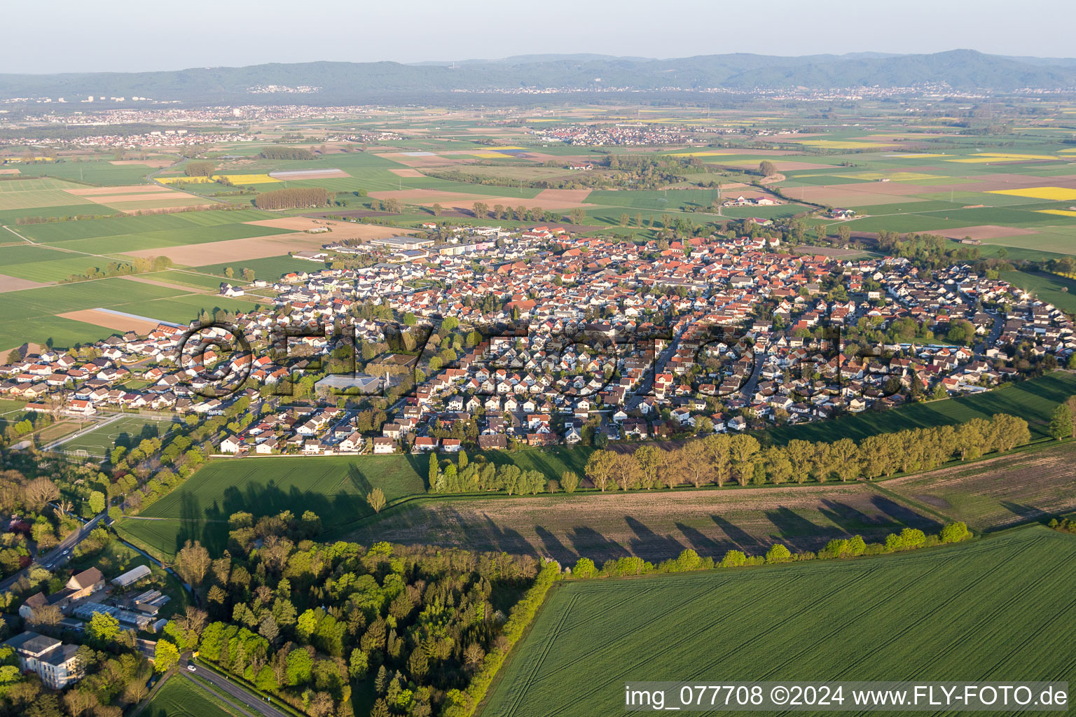 Ortsansicht der Straßen und Häuser der Wohngebiete im Ortsteil Crumstadt in Riedstadt im Bundesland Hessen, Deutschland