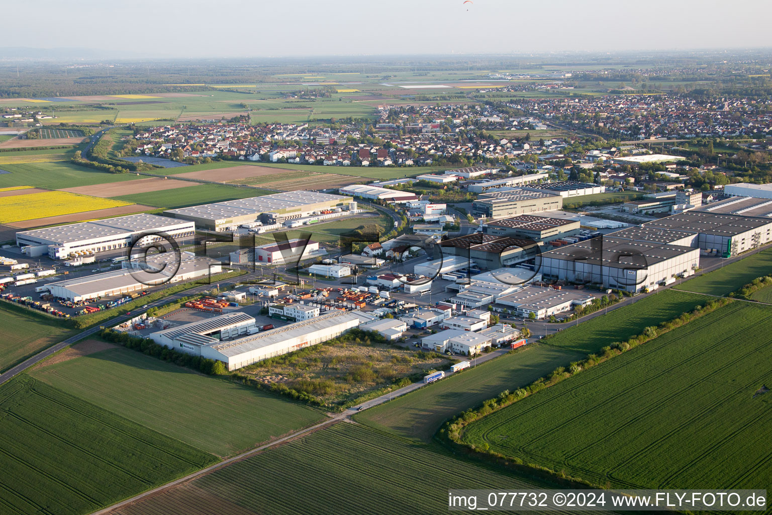 Industrie- und Gewerbegebiet NO mit Grieshaber Logistic Group AG im Ortsteil Biebesheim in Biebesheim am Rhein im Bundesland Hessen, Deutschland von oben gesehen