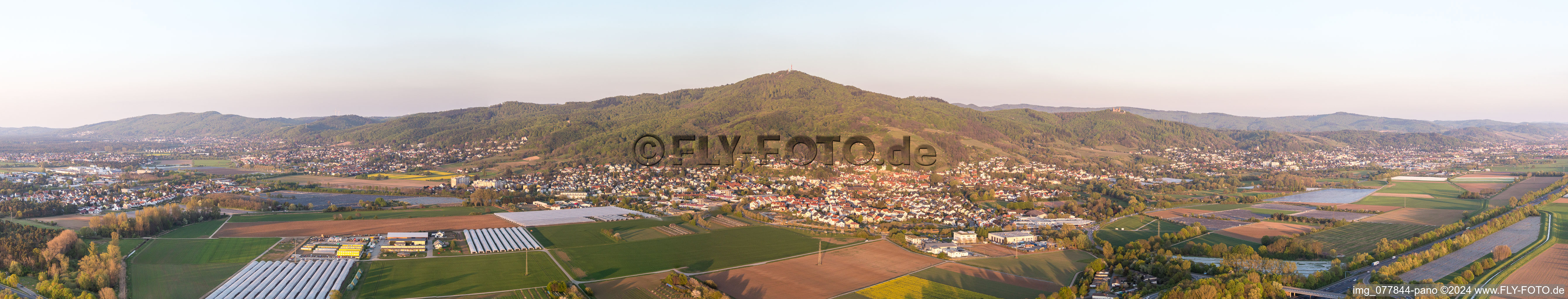 Luftbild von Panorama - Perspektive der Wald und Berglandschaft des Melimbokus am Rand des Odenwald in Zwingenberg im Bundesland Hessen, Deutschland