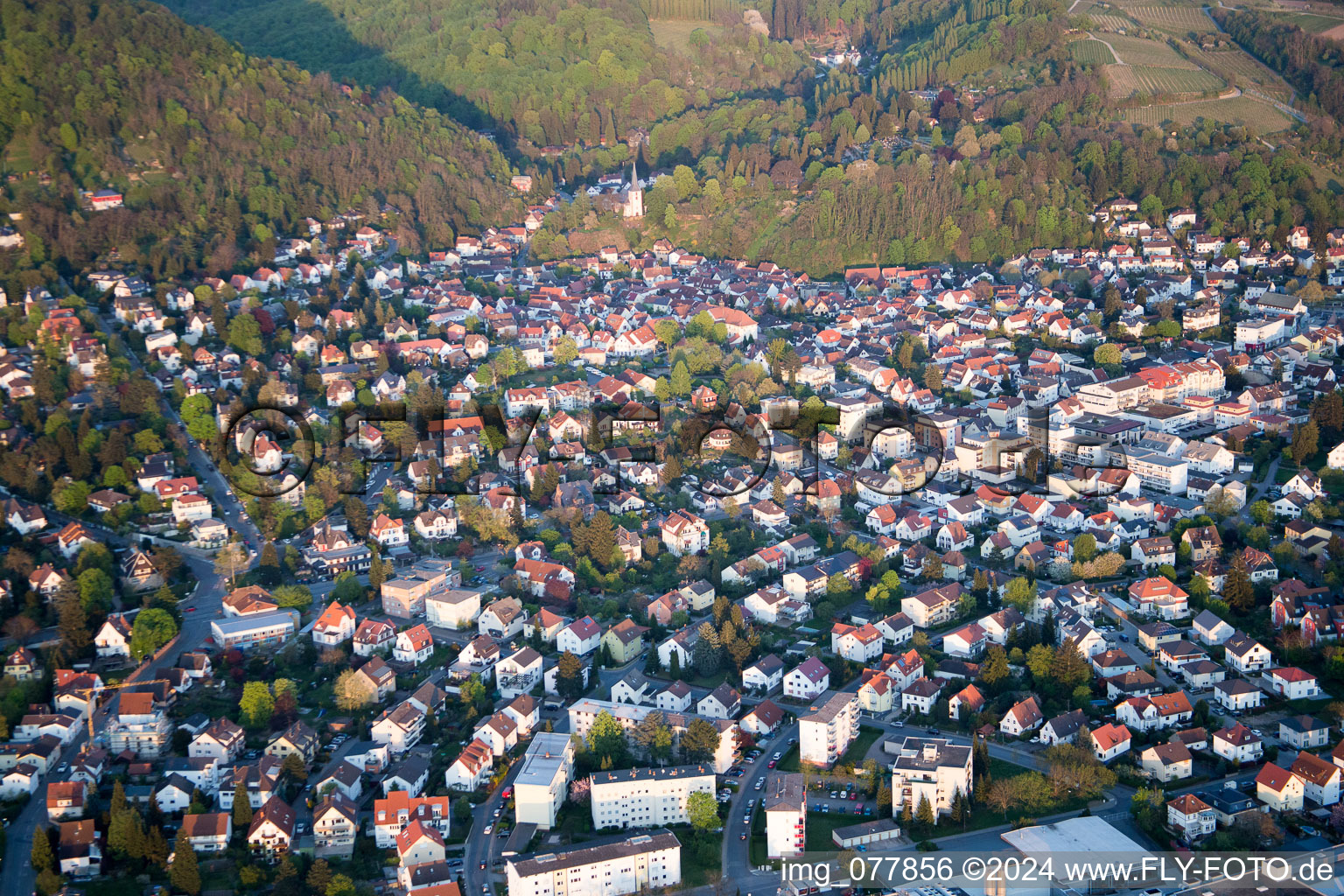 Luftaufnahme von Ortsansicht der Straßen und Häuser der Wohngebiete im Ortsteil Auerbach in Bensheim im Bundesland Hessen, Deutschland