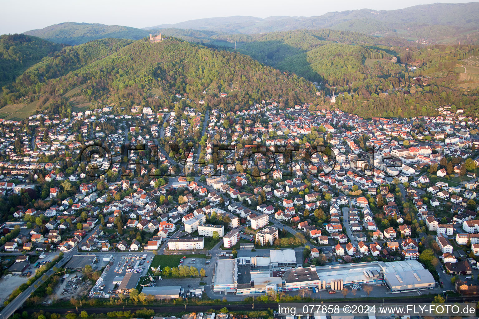 Schrägluftbild von Ortsansicht der Straßen und Häuser der Wohngebiete im Ortsteil Auerbach in Bensheim im Bundesland Hessen, Deutschland