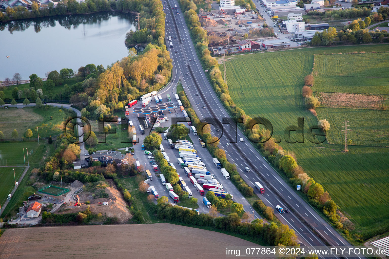 Luftbild von Autobahn Raststätte Bergstraße an der Verkehrsführung und den Fahrtrichtungen der BAB A5 im Ortsteil Auerbach in Bensheim im Bundesland Hessen, Deutschland