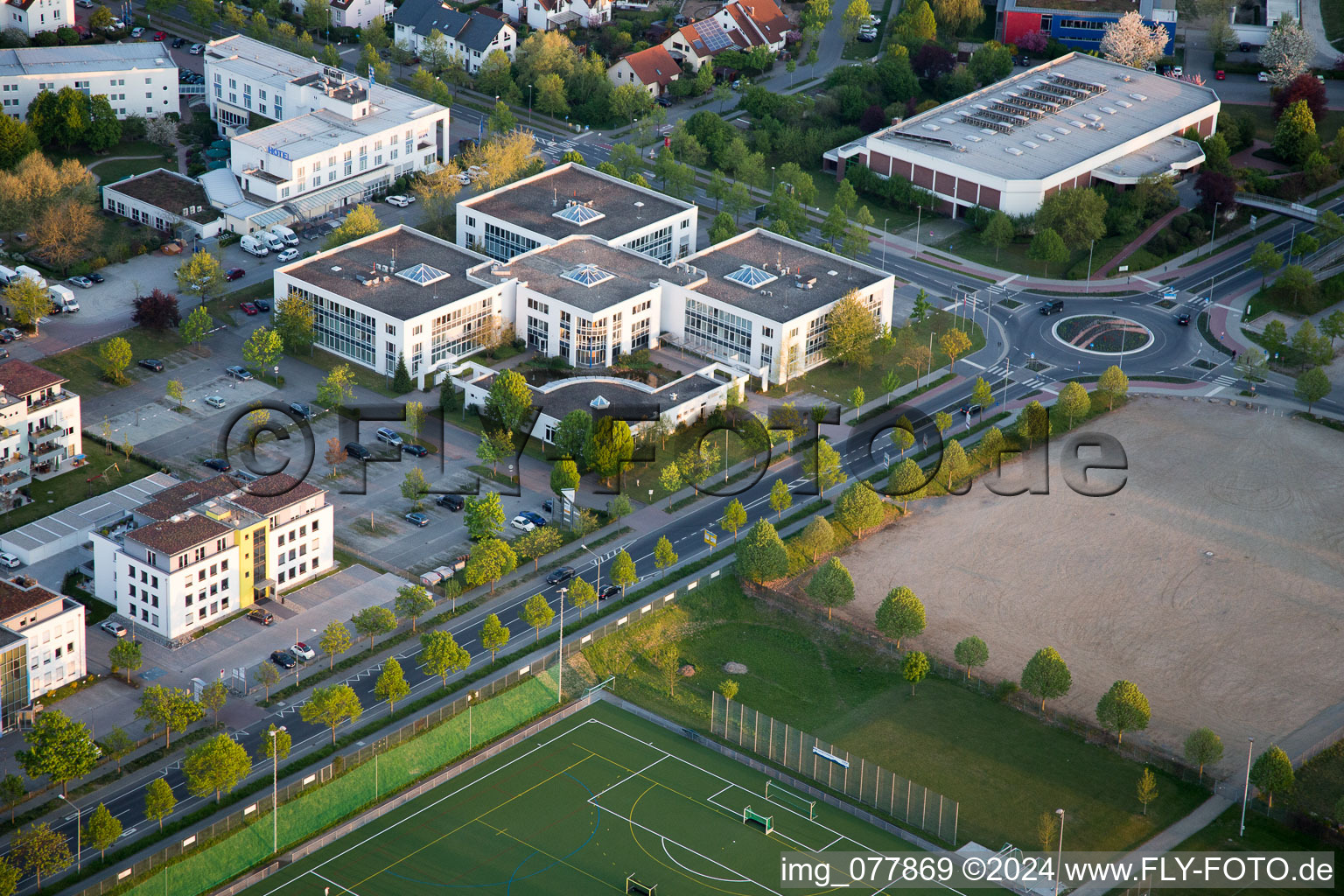 Gewerbegebiet und Firmenansiedlung Track&Trace Academy und Europa Hotel im Ortsteil Auerbach in Bensheim im Bundesland Hessen, Deutschland von oben