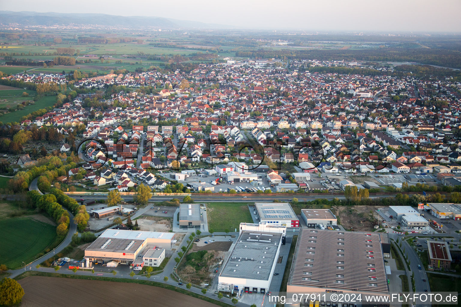 Schrägluftbild von Ortsansicht der Straßen und Häuser der Wohngebiete in Lorsch im Bundesland Hessen, Deutschland