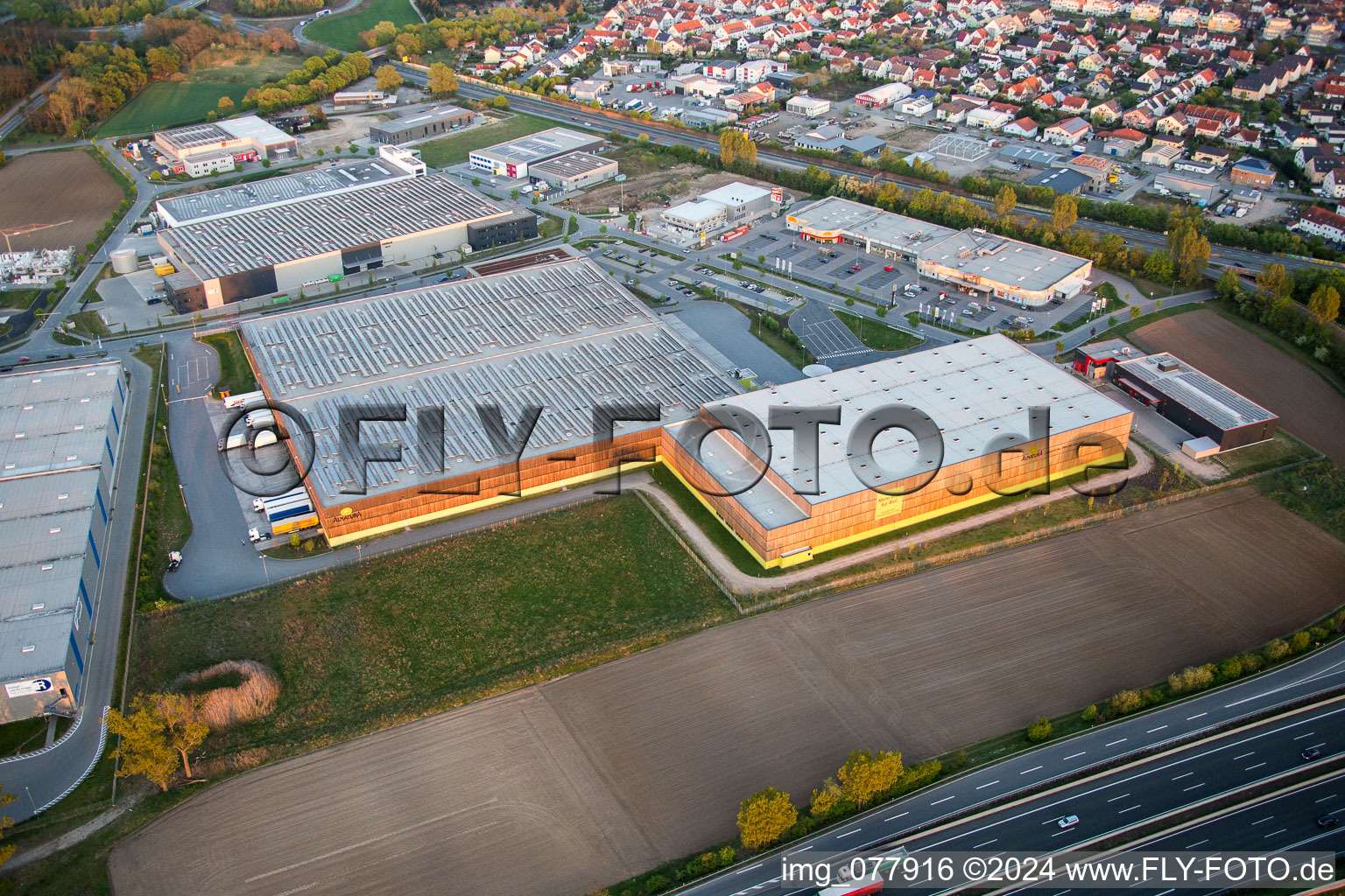 Gebäudekomplex und Gelände des Logistikzentrums des Verteilzentrums von Alnatura in Lorsch im Bundesland Hessen, Deutschland