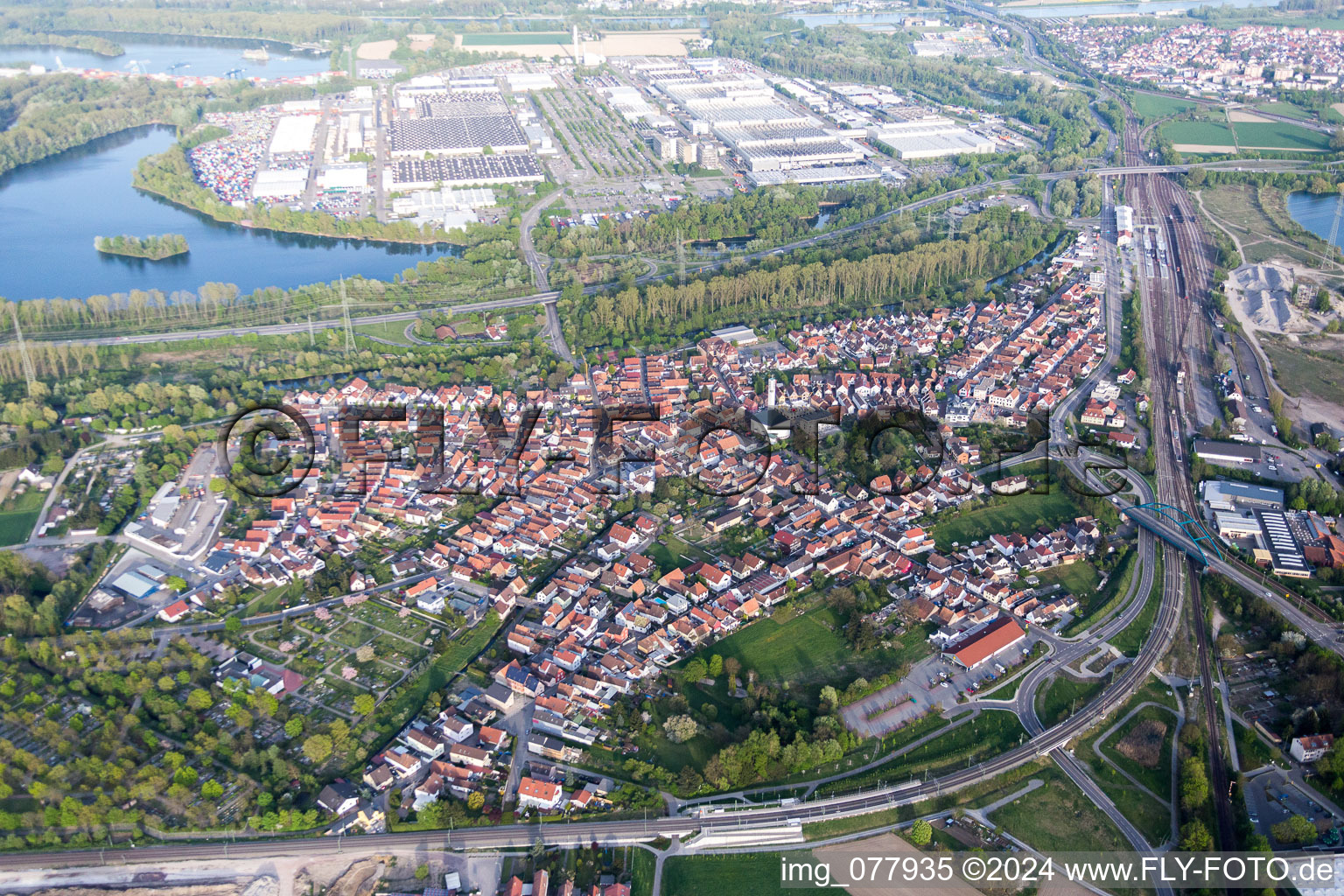 Ortsansicht der Straßen und Häuser der Wohngebiete zwischen B9 und Daimler-LKW-Werk in Wörth am Rhein im Bundesland Rheinland-Pfalz, Deutschland