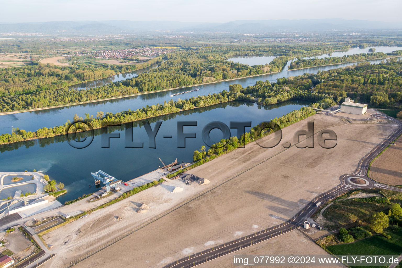 Baustelle für neue Hafenanlagen des Port Autonome de Strasbourg am Ufer des Flußverlaufes des Rhein in Lauterbourg in Grand Est im Bundesland Bas-Rhin, Frankreich