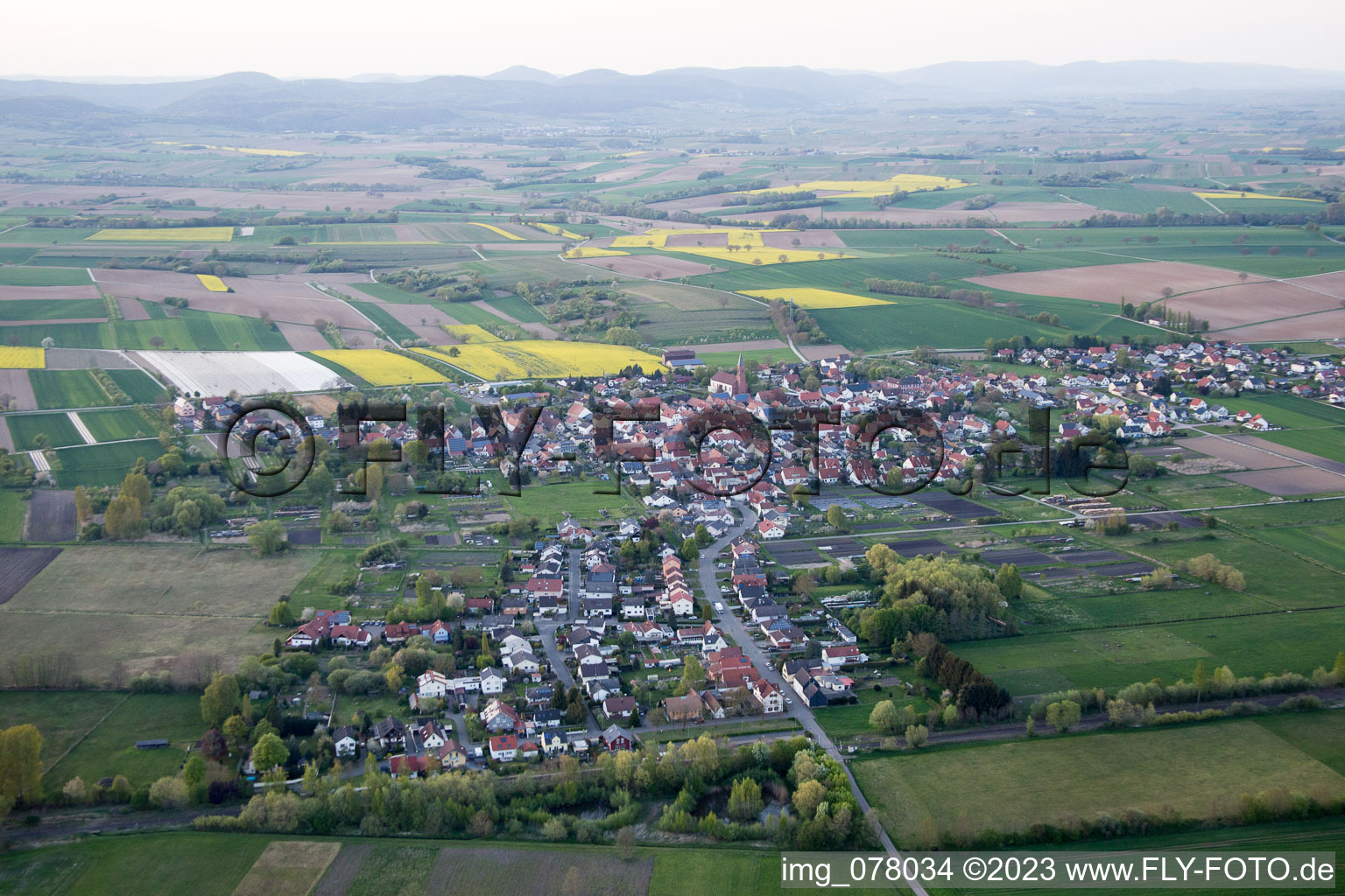 Kapsweyer im Bundesland Rheinland-Pfalz, Deutschland aus der Drohnenperspektive