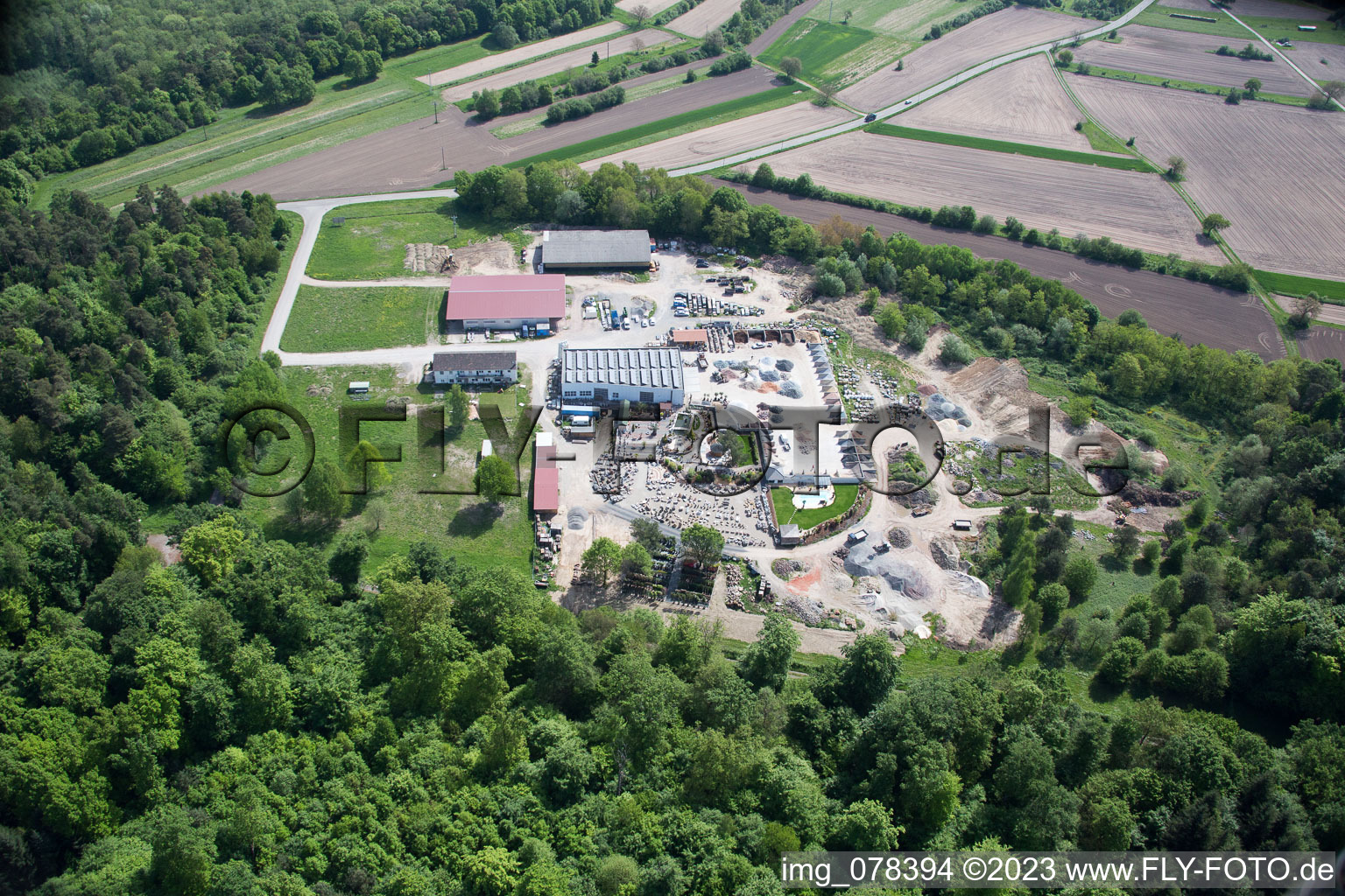 Hagenbach, Palatinum Landschafts u. Gartendesign im Bundesland Rheinland-Pfalz, Deutschland von einer Drohne aus