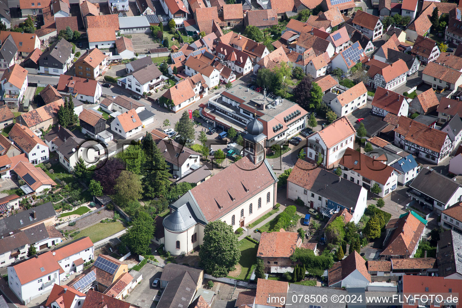 Luftbild von Kirchengebäude im Dorfkern in Hagenbach im Bundesland Rheinland-Pfalz, Deutschland