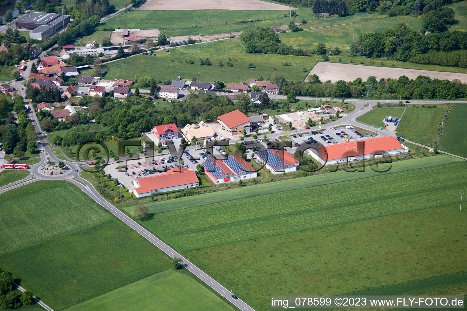 Berg im Bundesland Rheinland-Pfalz, Deutschland von einer Drohne aus