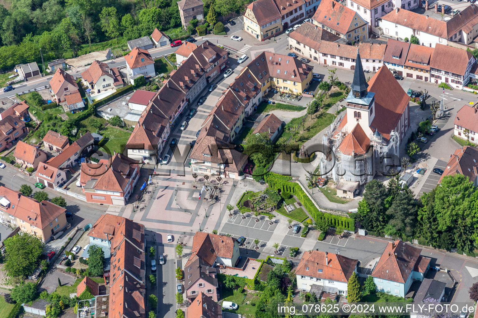 Platz an der Kirche Église de la Trinité de Lauterbourg im Innenstadt- Zentrum in Lauterbourg in Grand Est im Ortsteil Neulauterburg im Bundesland Bas-Rhin, Frankreich