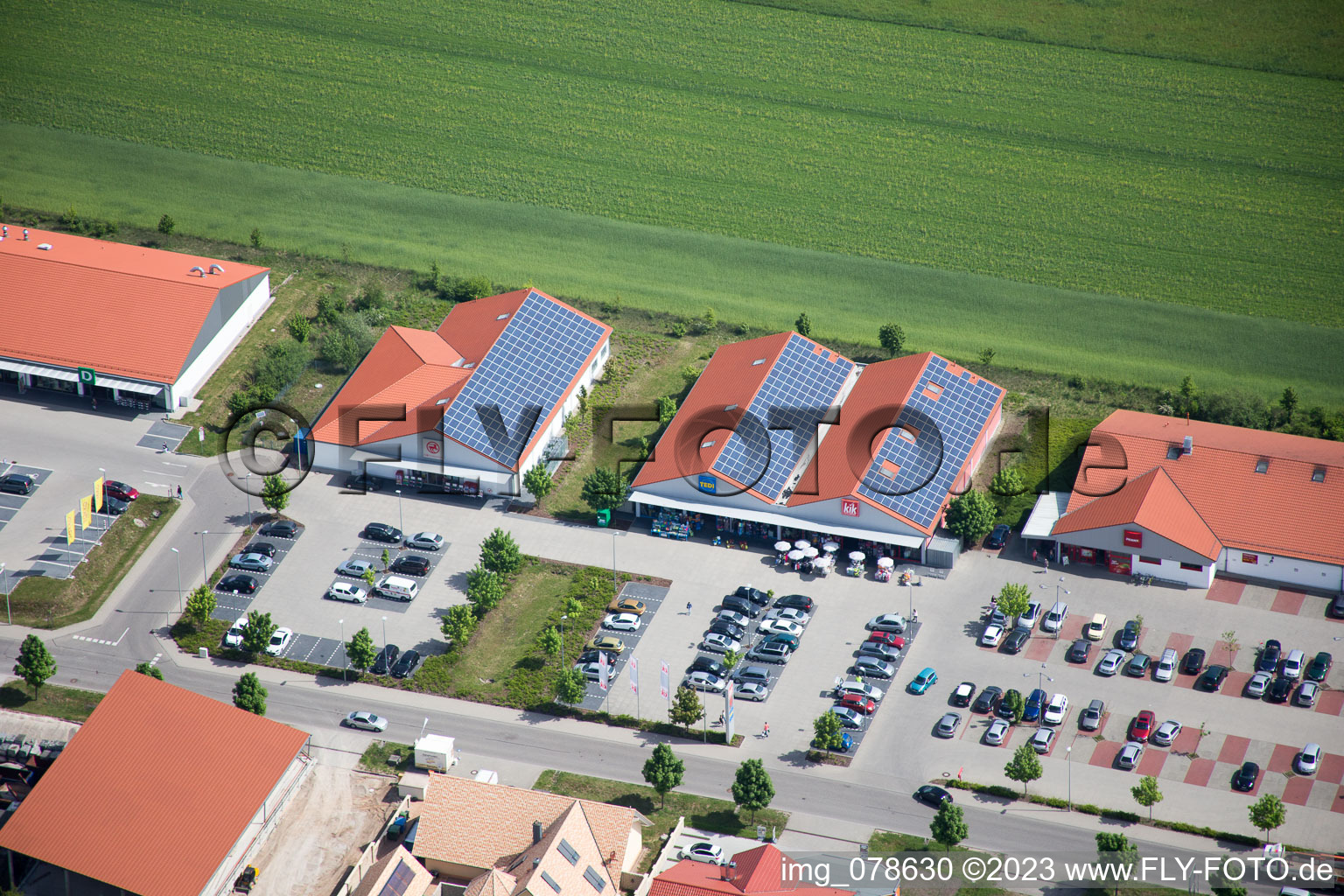 Luftaufnahme von Neulauterburg, Einkaufszentren im Bundesland Rheinland-Pfalz, Deutschland