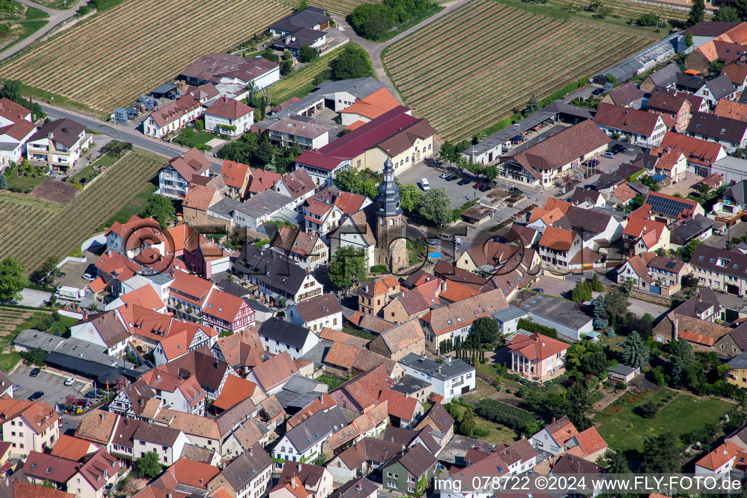 Kirchengebäude im Dorfkern in Kallstadt im Bundesland Rheinland-Pfalz, Deutschland