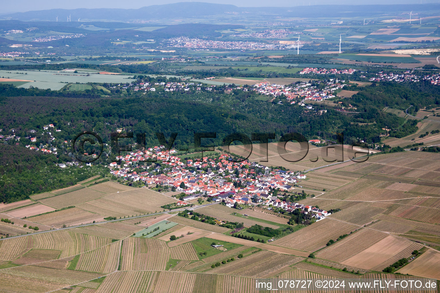 Ortsansicht der Straßen und Häuser der Wohngebiete im Ortsteil Am Münchberg in Bobenheim am Berg im Bundesland Rheinland-Pfalz, Deutschland
