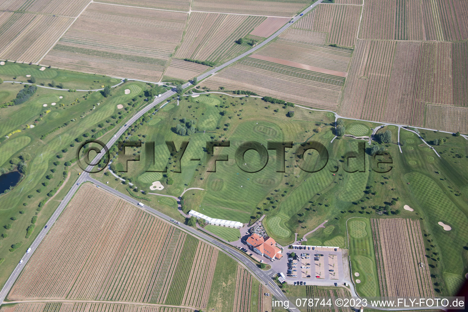 Dackenheim, Golfplatz im Bundesland Rheinland-Pfalz, Deutschland aus der Drohnenperspektive