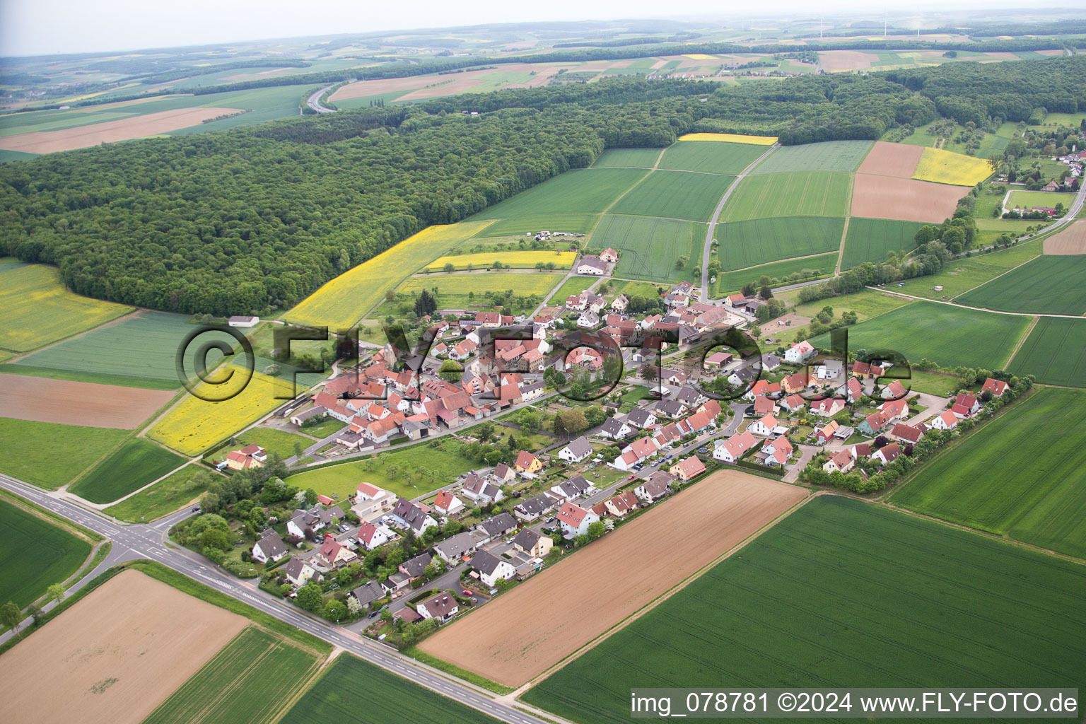 Dorf - Ansicht am Rande von landwirtschaftlichen Feldern und Nutzflächen im Ortsteil Eckartshausen in Werneck im Bundesland Bayern, Deutschland