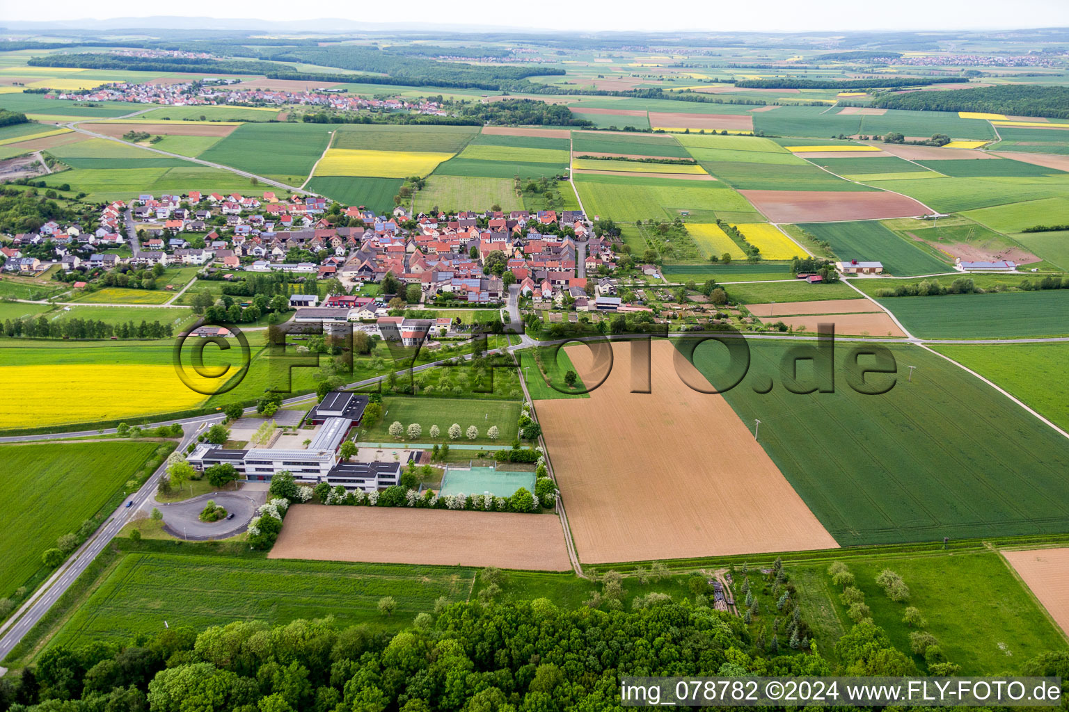Dorf - Ansicht am Rande von landwirtschaftlichen Feldern und Nutzflächen in Schleerieth im Bundesland Bayern, Deutschland