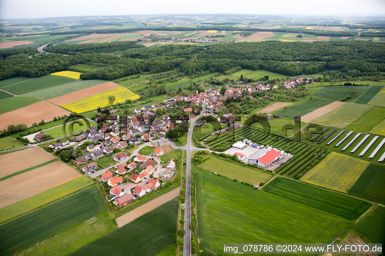 Luftbild von Dorf - Ansicht am Rande von landwirtschaftlichen Feldern und Nutzflächen im Ortsteil Eckartshausen in Werneck im Bundesland Bayern, Deutschland