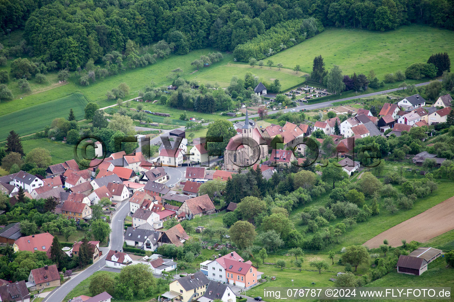 Luftaufnahme von Dorf - Ansicht am Rande von landwirtschaftlichen Feldern und Nutzflächen im Ortsteil Eckartshausen in Werneck im Bundesland Bayern, Deutschland