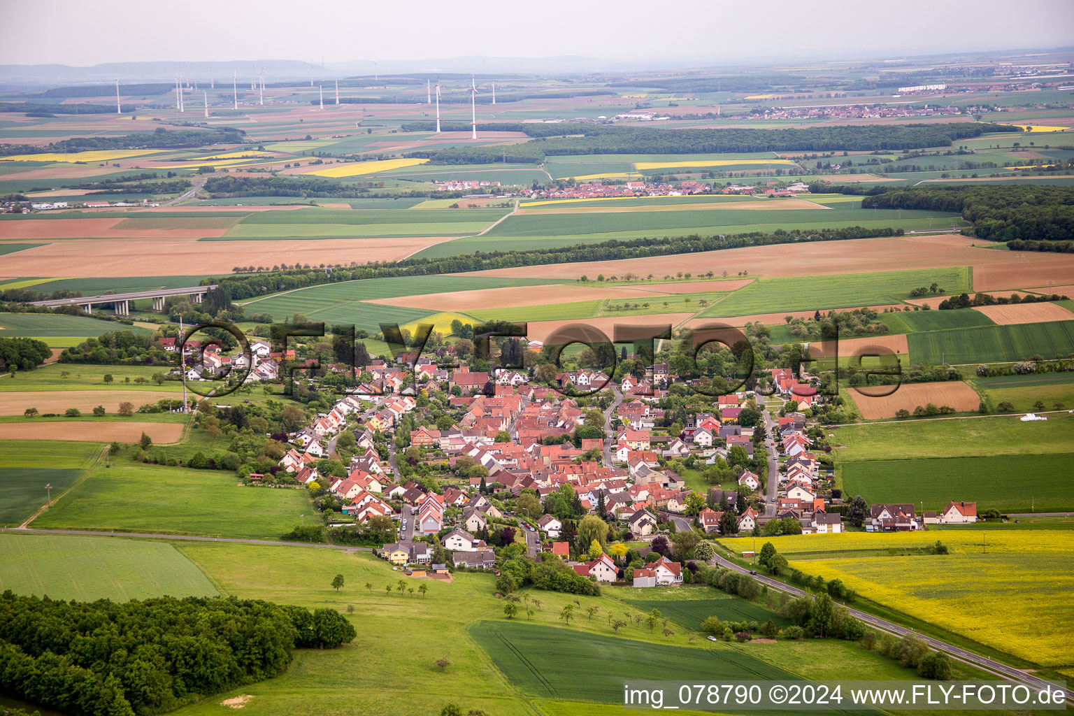 Dorf - Ansicht am Rande von landwirtschaftlichen Feldern und Nutzflächen in Vasbühl im Bundesland Bayern, Deutschland