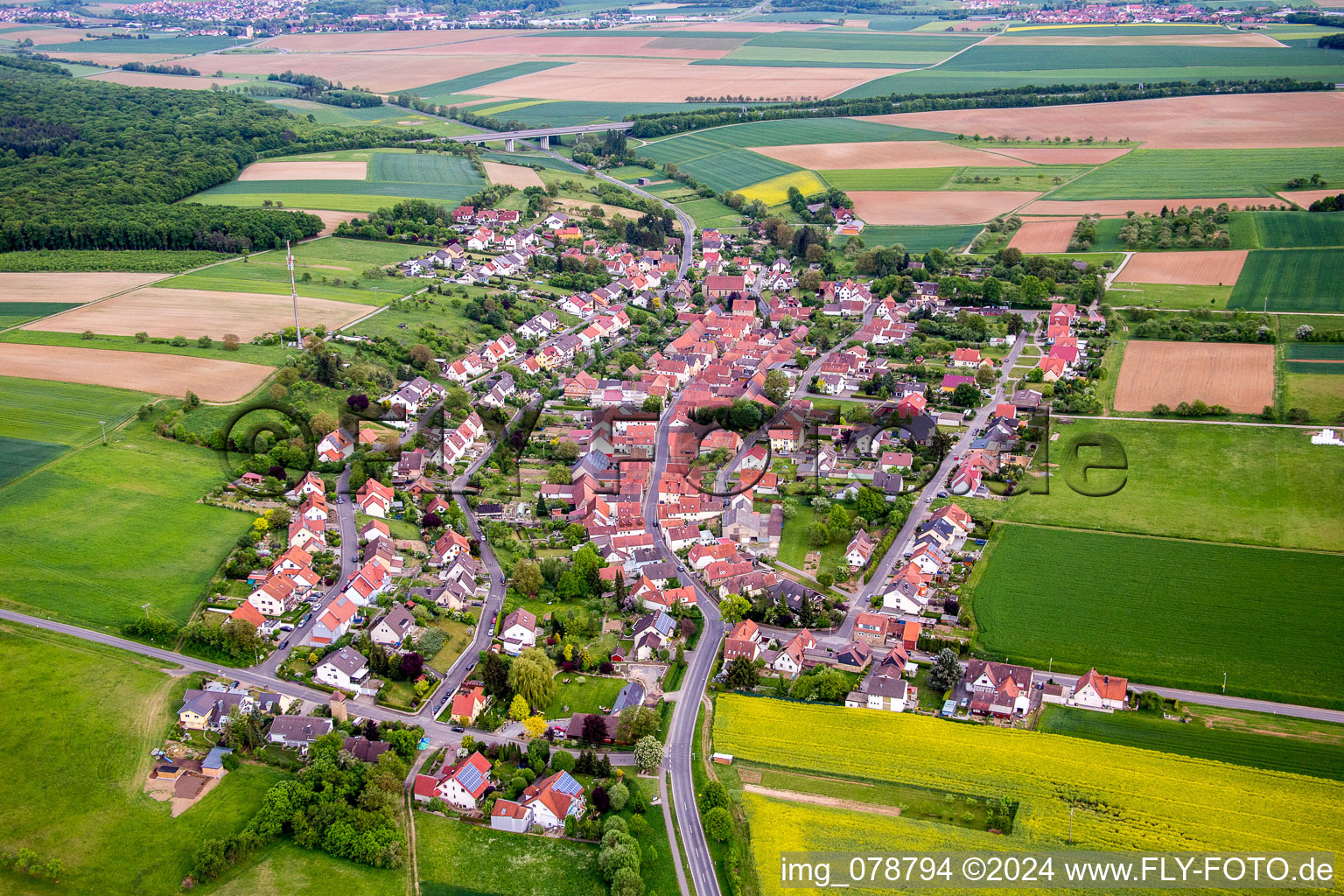 Dorf - Ansicht am Rande von landwirtschaftlichen Feldern und Nutzflächen in Stettbach im Bundesland Bayern, Deutschland
