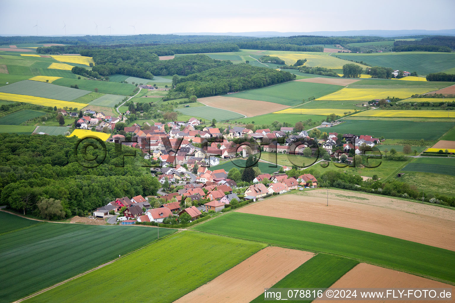 Ortsansicht der Straßen und Häuser der Wohngebiete im Ortsteil Binsbach in Arnstein im Bundesland Bayern, Deutschland
