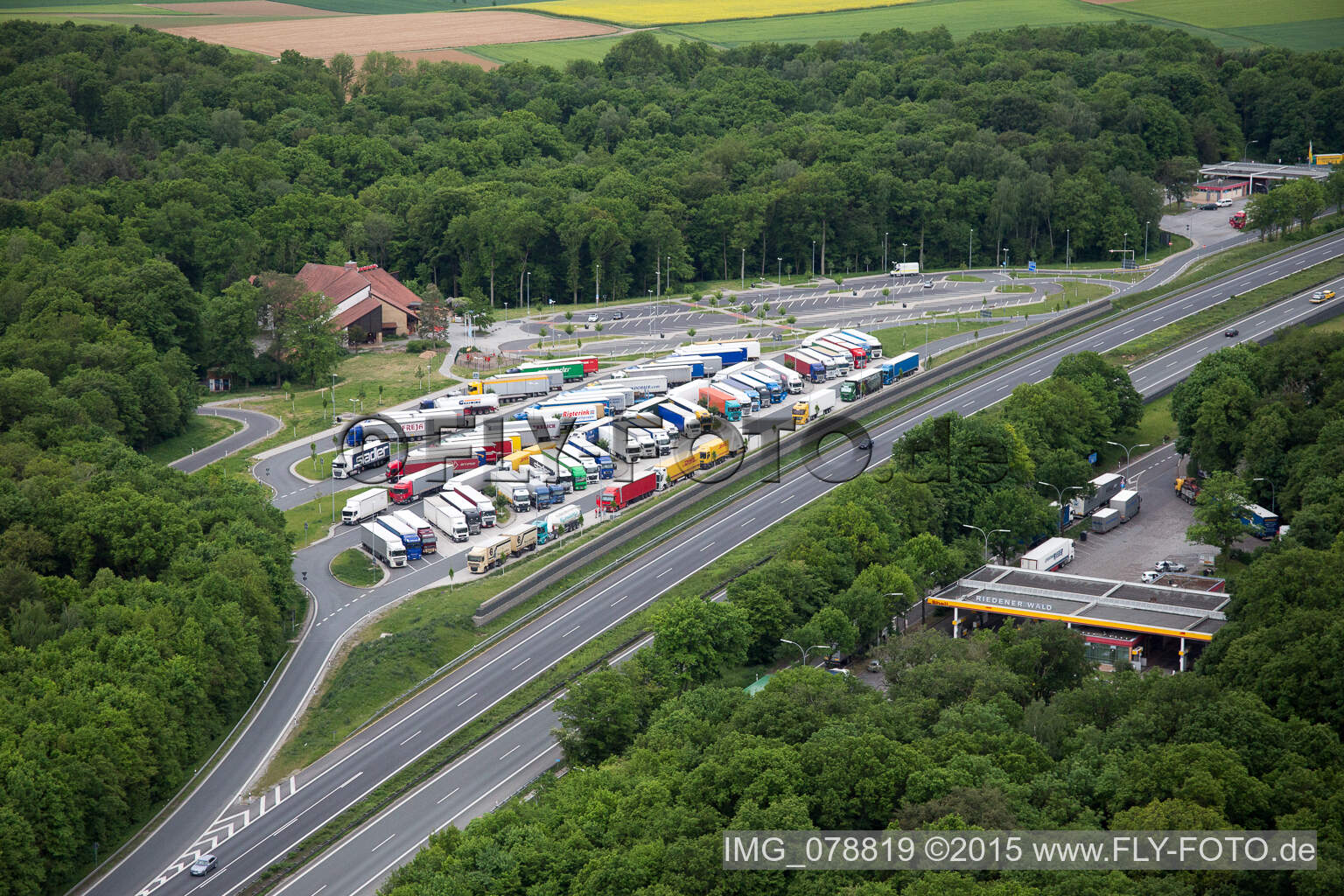 Streckenführung und Fahrspuren im Verlauf der Autobahn- Raststätte und Parkplatz der BAB A7 Riedener Wald Ost in Hausen in Arnstein im Bundesland Bayern, Deutschland