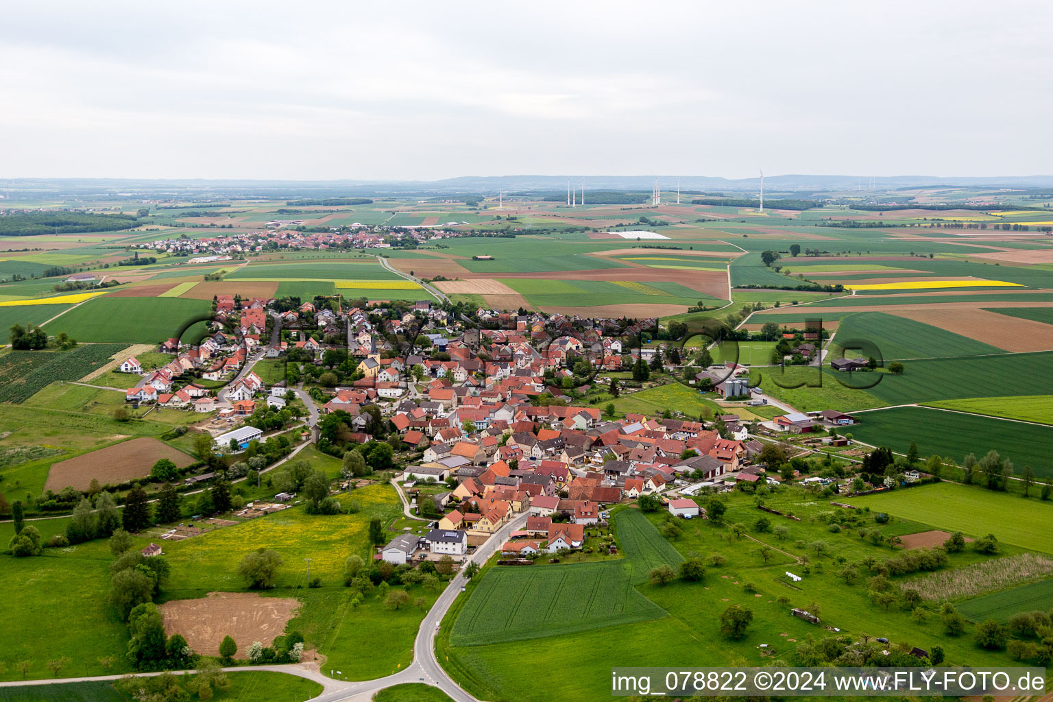Dorf - Ansicht am Rande von landwirtschaftlichen Feldern und Nutzflächen im Ortsteil Rieden in Hausen im Bundesland Bayern, Deutschland